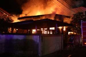 ไฟไหม้บ้านเรือนประชาชนย่านรังสิต วอด2หลัง ลุงเดินไม่ได้หวิดถูกคลอก