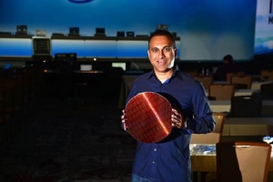 นาวิน เชนอย รองประธานบริษัทและผู้จัดการทั่วไป Data Center Group ของอินเทล  กับแผ่นเวเฟอร์ที่ใช้ชิปประมวลผล Intel Xeon Processor
