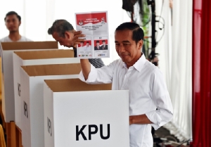 &lt;i&gt;ประธานาธิบดีโจโค วิโดโด ของอินโดนีเซีย โชว์บัตรเลือกตั้งประธานาธิบดีที่เขาได้รับ ขณะกำลังลงคะแนนที่หน่วยเลือกตั้งแห่งหนึ่งในกรุงจาการ์โต เมื่อวันพุธ (17 เม.ย.) &lt;/i&gt;