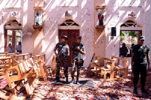 &lt;i&gt;ทหารศรีลังกาเข้าไปดูสภาพข้างในโบสถ์เซนต์เซบาสเตียน ซึ่งถูกโจมตีด้วยระเบิด ในเมืองเนกอมโบ ทางเหนือของกรุงโคลัมโบ &lt;/i&gt;