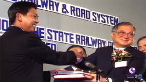 การเซ็นสัญญาระหว่างกระทรวงคมนาคม การรถไฟฯ กับบริษัทโฮปเวลล์ เมื่อวันที่ 9 พ.ย. 2533 (ภาพจากรายการข่าวดังข้ามเวลา สำนักข่าวไทย)