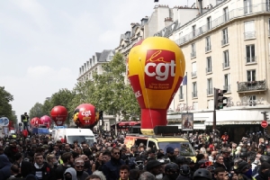 ชมสีสันวันเมย์เดย์: วันแรงงานสากล “ฝรั่งเศส” ส่งตำรวจปราบจลาจลกว่า 7,400 เข้าคุมปารีส ห้ามใกล้มหาวิหารน็อทร์-ดาม