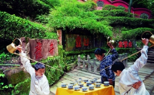 พิธีชงชาที่ฤดูใบไม้ผลิ ที่ก้านลู่ เหมิงซาน ในเมืองหย่าอัน มณฑลเสฉวน [ภาพถ่ายโดย เกา เว่ยอี้ /ไชน่าเดลี]