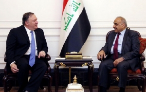 ไมค์ พอมเพโอ รัฐมนตรีต่างประเทศสหรัฐฯ(ขวา) เมื่อครั้งเดินทางเข้าพบ อเดล อับดุล มาห์ดิ นายกรัฐมนตรีอิรัก ในกรุงแบกแดด เมื่อวันที่ 7 พฤษภาคม 2019