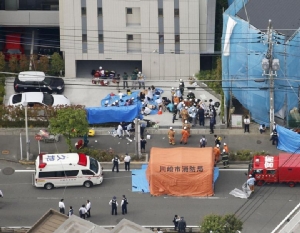 ตำรวจและเจ้าหน้าที่เข้าควบคุมบริเวณที่เกิดเหตุคนร้ายใช้มีดแทงนักเรียนหญิงในประเทศญี่ปุ่น