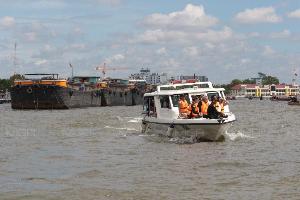 สภากทม. ลงเรือตรวจจุดปล่อยน้ำเสียลงแม่น้ำเจ้าพระยา แนะบำบัดน้ำเสียก่อนทิ้งลงแม่น้ำ