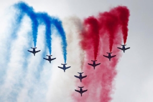 ฝูงบินของกองทัพอากาศฝรั่งเศสแสดงทักษะการบินในงานปารีสแอร์โชว์