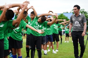 กะทิชาวเกาะ จับมือนครปฐม ยูไนเต็ด จัดกิจกรรมสร้างนักฟุตบอลเยาวชนท้องถิ่น