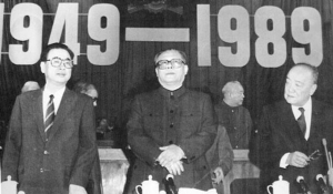 นายกฯหลี่ เผิง (ซ้าย) และประธานาธิบดี หยัง ซ่างคุน กับเลขาธิการใหญ่พรรคฯ เจียง เจ๋อหมิน ที่มหาศาลาประชาชนจีนเดือนก.ย. 1989 (แฟ้มภาพ รอยเตอร์ส)