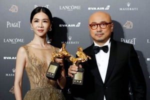 นักแสดงชาวไต้หวัน เซี่ย อิ๋งซวน และผู้กำกับและนักแสดงชาวจีน สีว์ เจิง (ขวา) ถ่ายภาพหลังจากที่ได้รับรางวัลเกียรติยศสูงสุดในงานประกาศรางวัลภาพยนตร์ม้าทองคำประจำปี 2018  สีว์ชนะรางวัลจากบทบาทในภาพยนตร์ Dying to Survive ซึ่งทำรายได้บ็อกออฟฟิศถล่มทลาย (แฟ้มภาพ รอยเตอร์ส)