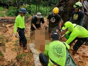 ผวา! พบศพเหยื่อน้ำป่าท่าสองยางจมกองโคลนลึก 1 เมตร อีกรายญาติขอให้ยุติเกรงดินถล่มซ้ำ