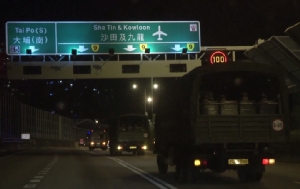 ภาพที่ถ่ายจากวิดีโอซึ่งเผยแพร่ในวันพฤหัสบดี (29 ส.ค.) ทางสถานีโทรทัศน์ ซีซีทีวี ของจีน แสดงให้เห็นขบวนรถลำเลียงพลหุ้มเกราะและรถบรรทุก ซึ่งกำลังลำเลียงทหารกองทัพปลดแอกประชาชนจีน เข้าสู่ฮ่องกง ระหว่างการสับเปลี่ยนกำลังพลซึ่งฝ่ายจีนบอกว่าเป็นการดำเนินการตามวาระตามปกติ
