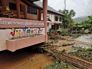 พิษพายุโพดุล! โรงพยาบาลตำบลที่แม่ฮ่องสอนถูกน้ำป่าพัดเสียหายหนัก