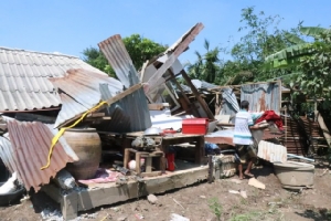 ลมพายุพัดถล่มบ้านทั้งหลัง เจ้าของบ้านวอนผู้เมตตายื่นมือช่วยเหลือเนื่องจากครอบครัวยากจน