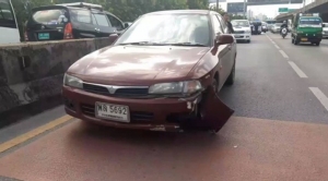 ลุงวิน จยย.ซิ่งเฉี่ยวรถกระบะ ผู้โดยสารร่วงกลางถนนถูกเก๋งทับเสียชีวิต