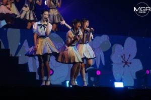 ดอกไม้บานสะพรั่ง! BNK48 รุ่น 2 ร้อง-เล่น-เต้น-โชว์ คอนเสิร์ตใหญ่ “ออม” โผล่เซอร์ไพรส์