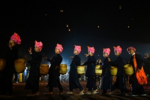 ชมภาพเทศกาลลอยโคม 'ตาซองดาย' ในรัฐชาน ชาวพม่าแห่ร่วมงานร้องรำครึกครื้น