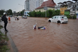 สุราษฎร์ฯ ฝนตกหนักทำน้ำท่วมถนนหลายสาย