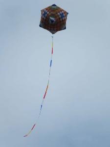 ชาวเชียงแสน ลงขันทำโคมลอยยักษ์สูงเท่าตึก 4 ชั้น “ตาน(ทาน)หาคนบนฟ้า-บูชาพระธาตุจอมกิตติ”