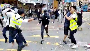 ภาพเหตุการณ์ขณะที่ตำรวจฮ่องกงชักปืนยิงใส่ผู้ประท้วงที่ย่านไซวานโฮ เช้าวันนี้ (11 พ.ย.)