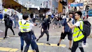 In Clip : ระทึก! ตำรวจฮ่องกงยิง ‘กระสุนจริง’ ใส่ผู้ประท้วง เหตุจลาจลลามทั่วเมือง