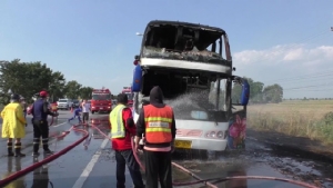 ไฟไหม้รถบัสงานแต่งบนถนนสายเอเชีย ผู้โดยสารกว่า 40 ชีวิตหนีตายอลหม่าน
