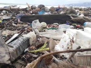 ทะเลวิกฤตขยะอื้อติดหาดขนอม พบส่วนใหญ่เป็นขยะข้ามชาติ