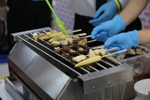 หุ่นยนต์ขายหมูปิ้ง ตัวแรกของโลก นวัตกรรม ยกระดับอาหารริมทางของไทย