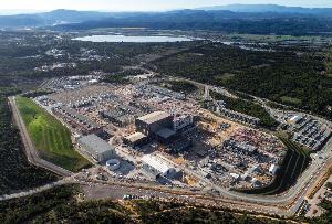 ที่ตั้งของเตาปฏิกรณ์ ITER ที่หมู่บ้าน Saint-Paul-l?s-Durance ที่อยู่ใกล้เมือง Cadarache ทางทิศตะวันออกเฉียงใต้ของฝรั่งเศส  (https://www.iter.org/) 