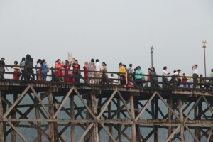 นักท่องเที่ยวทะลักสังขละบุรี หลังหยุดยาวเทศกาลปีใหม่