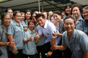 รมช.สธ.ประกาศมอบของขวัญปีใหม่ อสม. จ่อให้สิทธิ "ห้องพิเศษ" รพ.ฟรี