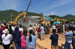 สหภาพแรงงานเขมรร้องระงับโครงการก่อสร้าง จี้รัฐตรวจสอบหลังตึกถล่มมีเด็กเสียชีวิต