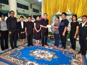 รมว.มหาดไทย มอบเงินให้ครอบครัวผู้เสียชีวิตจากการถูกคนร้ายจี้ชิงทอง