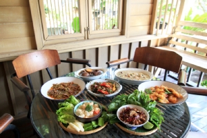 “นภ นานา” ชิมอาหารไทยโบราณ บรรยากาศบ้านในสวน
