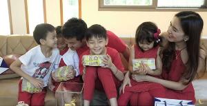 โอ้โห!! สามี “พลอย ชิดจันทร์” แจกอั่งเปาลูกคนละ 1 ล้าน (คลิป)