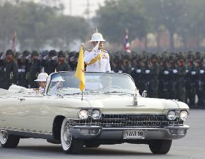 ในหลวง-พระราชินี-กรมหลวงพัชรฯ เสด็จพิธีสวนสนามถวายสัตย์ปฎิญาณทหาร 4 เหล่า เนื่องในพระราชพิธีบรมราชาภิเษก วันกองทัพไทย