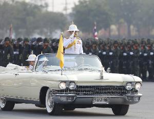 ปีติ! ในหลวง ฉลองพระองค์ชุดพระราชฐาน ประดับยศจอมทัพไทย ประทับยืนรถเปิดประทุนตรวจพลสวนสนาม 3 เหล่าทัพ