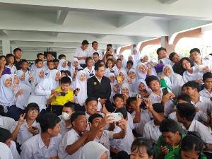 นายกฯ อ้อนนร.เชียร์ศึกซักฟอก ลั่นไทยเป็นหนึ่งเดียวปกครองด้วยพระมหากษัตริย์