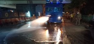 ตำรวจนครบาลนำรถควบคุมฝูงชนฉีดน้ำล้างถนนลดค่าฝุ่น PM 2.5