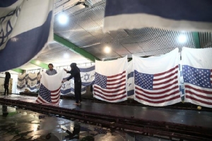 โรงงานผลิตธงอิหร่านเฟื่องฟู หลังผู้ประท้วงนิยมเผาธง “สหรัฐฯ – อิสราเอล”
