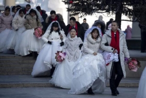 จีนขอประชาชนเลื่อน “งานแต่ง” ลดขนาด “งานศพ” เลี่ยงไวรัสระบาด