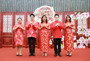 ผู้บริหารพาราไดซ์ พาร์ค จัดขบวนแจกส้มมงคลทั่วศูนย์การค้า