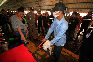 จับคนร้ายงัดถังแช่ขโมยอาหารทะเลในตลาดสดเทศบาลเมืองปทุมธานี