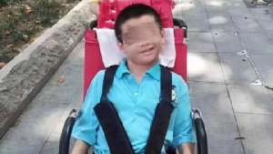 จีนร่ำไห้! เด็กหนุ่มสมองพิการ ‘ดับอนาถ’ เหตุไร้คนดูแล หลังพ่อติด ‘ไวรัสโคโรนา’ ต้องเข้าสถานกักโรค