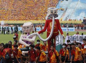 ประมวลภาพ : ขบวนพาเหรดล้อการเมือง งานบอลประเพณี จุฬาฯ-ธรรมศาสตร์ ครั้งที่ 74