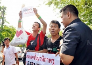 ดูโอขาประจำ ยื่นหนังสือจี้ “บิ๊กแดง” ลาออกเซ่นเหตุโคราช พร้อมเปลี่ยนโฆษก กห.
