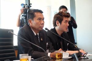 ฝ่ายค้านพร้อมลงชื่อพิจารณาร่างงบฯ แต่ไม่ประชุมลงมติ จี้ ส.ส.เสียบบัตรแทนลาออก