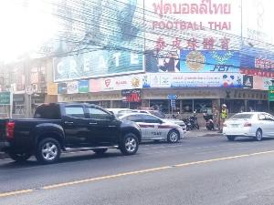 เสียงปืนดัง 20 กว่านัด จุฬาซอย 10 โซนขายเสื้อผ้ากีฬา ตำรวจล้อมหมดแล้ว ล่าสุดยังไม่ออกมา