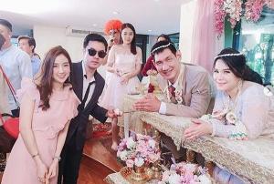 สละโสดแล้ว!! "โยกเยก เชิญยิ้ม" ควงแฟนสาวนอกวงการ "จ๊อย กชมน" เข้าประตูวิวาห์ชื่นมื่น