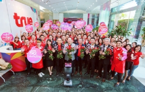 พนักงานทรู ต้อนรับผู้บริหาร กลับจากสู้ศึกประมูล 5G อย่างอบอุ่น รวมพลังเป็นหนึ่ง ร่วมสร้าง 5G ที่ดีที่สุด เพื่อคนไทย
